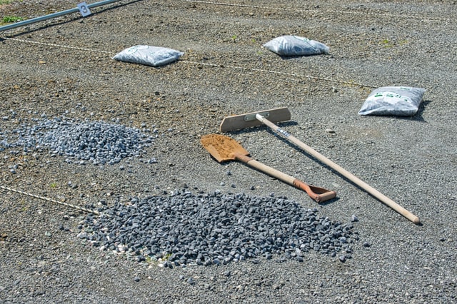 駐車場のぬかるみ対策には砕石を敷いて固めるのが効果的！砕石のメリットやデメリット、作業手順を徹底解説！